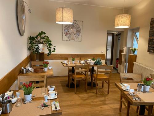um restaurante com mesas e cadeiras num quarto em Hotel zum Schiffchen em Brüggen