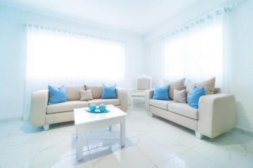 uma sala de estar com dois sofás e uma mesa de centro em Tranquil 1 & 1 Haven em Las Flores