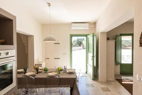 a dining room with a table and chairs in a kitchen at Villa Mati in Macchia di Monte