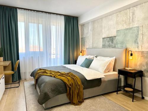 een slaapkamer met een groot bed en groene gordijnen bij City Center Apartment With Balcony in Timişoara