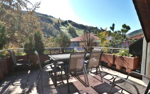 a patio with a table and chairs on a balcony at Schwarzwaldhorst 1 für 8 Gäste in Todtnau, Liftverbund Feldberg in Todtnau