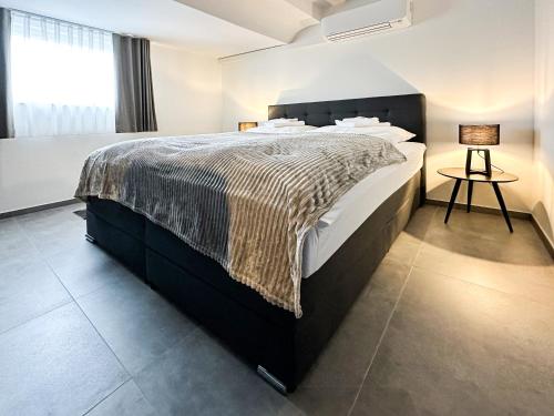 Un pat sau paturi într-o cameră la Si-View Doppelzimmer Zimmer 10