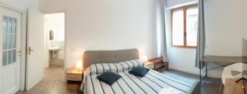 カリアリにあるCinghiale Biancoのベッドルーム1室(青い枕のベッド1台付)
