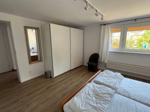 ein leeres Schlafzimmer mit einem Bett und einem Fenster in der Unterkunft Apartament ~ Nad Zatoką in Jastarnia