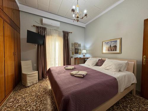 een slaapkamer met een bed met twee handdoeken erop bij Kiki's Cozy Casa in Souda