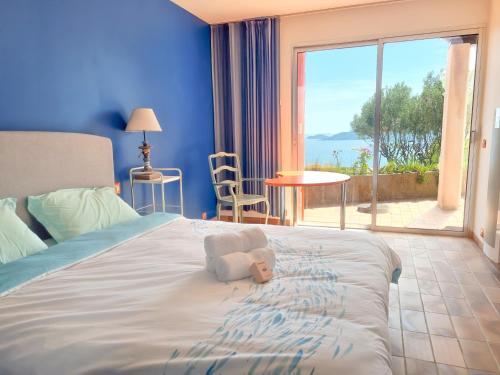 une chambre avec un lit avec un ours en peluche dessus dans l'établissement Villa Horizon - 2 chambres avec piscine, au Lavandou