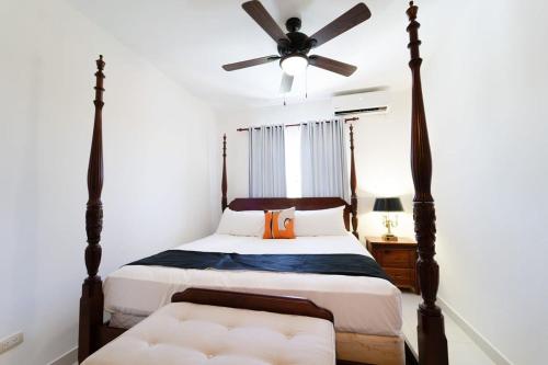 um quarto com uma cama e uma ventoinha de tecto em Inviting 3-Bed 2-Bath em Las Flores