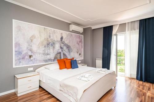 Un dormitorio con una cama grande con almohadas naranjas y azules. en Holiday Home Trojkovic, en Dubrovnik