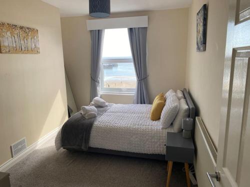 una piccola camera con letto e finestra di Sunrise View Flat 1 a Scarborough