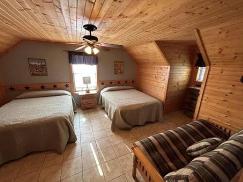 Postel nebo postele na pokoji v ubytování Thunderbird Lodge