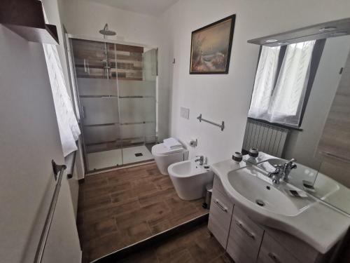 uma casa de banho com um lavatório e um WC em Affittacamere Il Picchio em Perugia