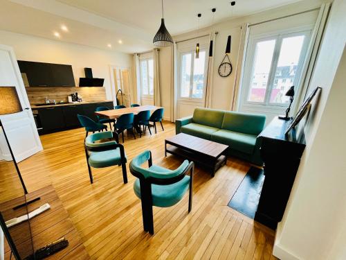un salon avec un canapé, une table et des chaises dans l'établissement Hypercentre, spacieux, familial, l'Urbain, à Tours