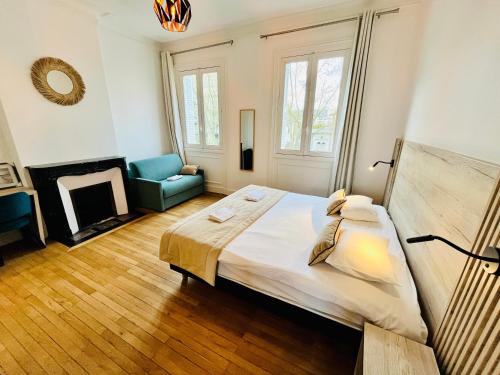 - une chambre avec un grand lit et une cheminée dans l'établissement Hypercentre, spacieux, familial, l'Urbain, à Tours