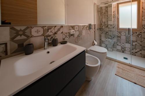 bagno con lavandino e servizi igienici di Guest House Cefalù a Cefalù