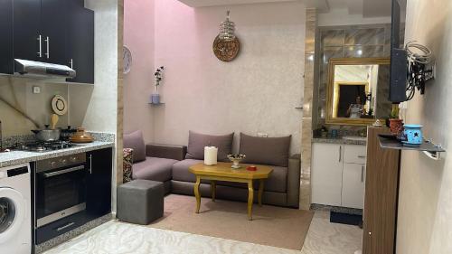 uma pequena sala de estar com um sofá e uma mesa em Lagouira d'Agadir em Agadir
