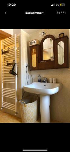 ein Badezimmer mit einem weißen Waschbecken und einem Spiegel in der Unterkunft Villa Colonia in Campofilone