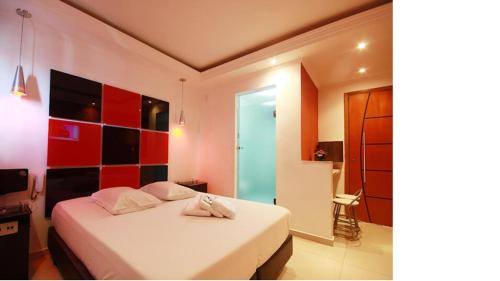 a bedroom with a bed with a red and black wall at Minuty Motel Itu in Itu