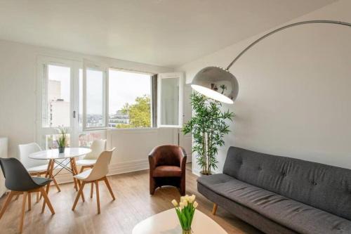 un salon avec un canapé et une table dans l'établissement Appartement spacieux aux portes de Paris, à Châtillon