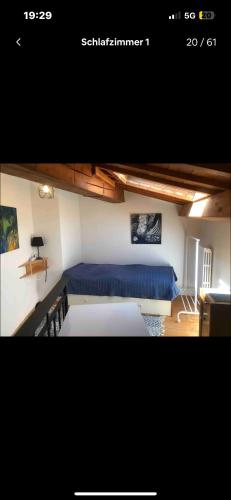 ein Schlafzimmer mit einem blauen Bett in einem Zimmer in der Unterkunft Villa Colonia in Campofilone