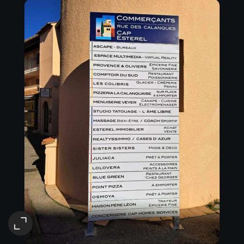 un panneau situé sur le côté d'un bâtiment dans l'établissement Appartement Cap Estérel, à Saint-Raphaël