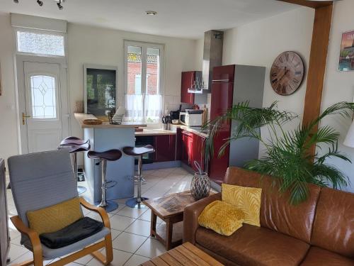 un salon avec un canapé et une cuisine dans l'établissement La Massette, à Favières