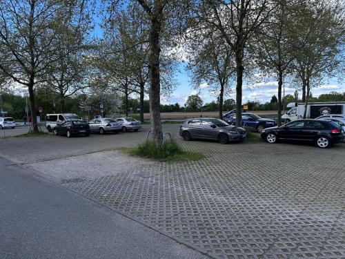 a group of cars parked in a parking lot at Premium Apartments Schwetzingen, Heidelberg, Speyer in Schwetzingen