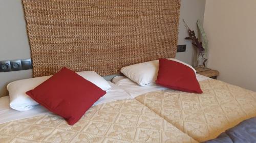 Giường trong phòng chung tại Casa rural Sierra Majalinos