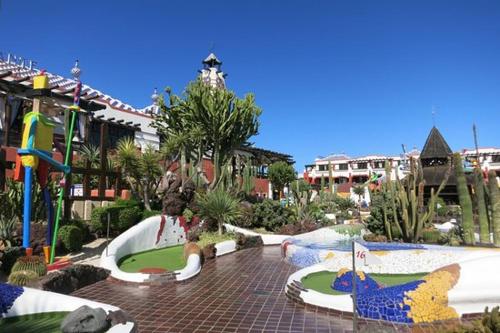 een resort met een waterpark met een waterglijbaan bij Sunny Sea View Apartment Center of Las Americas in Playa de las Americas