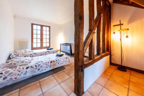 - une chambre avec 2 lits et un escalier dans l'établissement Maison de famille en Sologne, à Yvoy-le-Marron