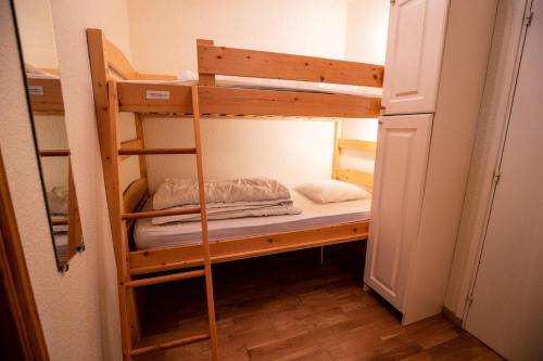 a bunk bed in a small room with a bunk bed in a room at Résidence Les Portes De La Vanoise - 2 Pièces pour 6 Personnes in Villarodin-Bourget
