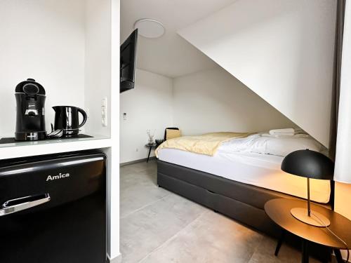 a small bedroom with a bed and a table at SI-View Doppelzimmer mit Stadtblick Zimmer 22 in Siegen