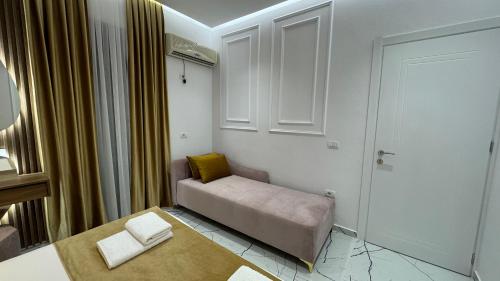a living room with a couch in a room at Apartments Costa Azzurra in Velipojë