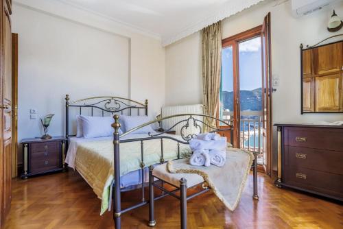 Giường trong phòng chung tại Skopelos port view home