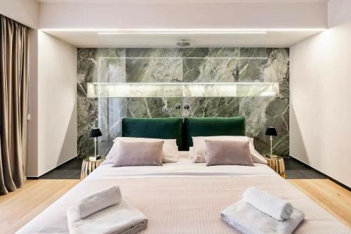 パルティニーコにあるVilla Ginevra Private SPAのベッドルーム1室(緑のヘッドボード付きの大型ベッド1台付)