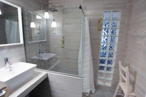 コスタ・テギセにあるEscapada Atlanticaのバスルーム(シャワー、シンク、シャワー付)
