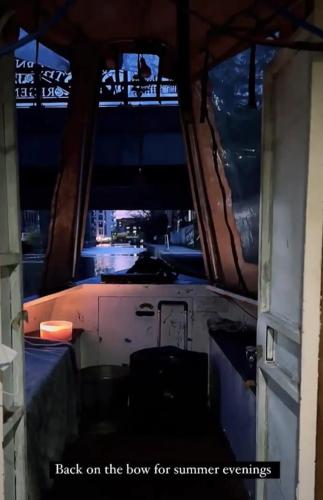 uitzicht van de binnenkant van een boot bij Delightful 1970's Narrowboat in Londen