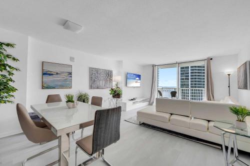 een woonkamer met een bank en een tafel bij Deluxe 1 Bedroom Apartment • Brickell • Ocean View in Miami
