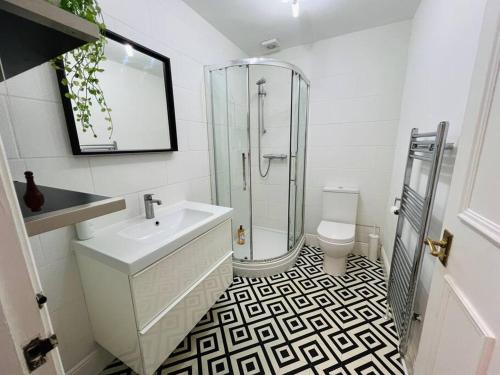 Ένα μπάνιο στο Entire Stylish Colourful Two Bed Flat in Clifton