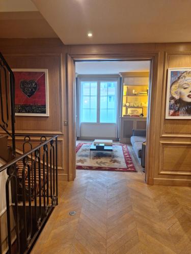 un couloir d'une maison avec un escalier dans l'établissement Triplex, Parc Monceau (8eme), à Paris