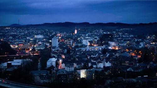 a view of a city at night at SI-View Doppelzimmer mit Stadtblick Zimmer 17 - Hotel in Siegen