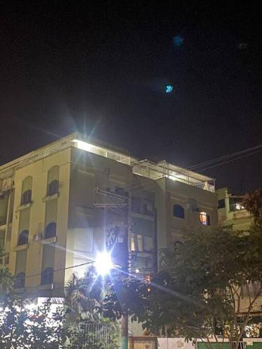ein Gebäude mit nachts eingeschaltetem Licht in der Unterkunft Apartamento cobertura 2 quartos, 2 banheiros. in Três Rios