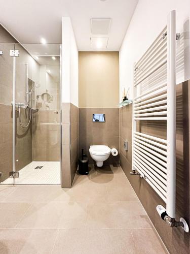 a bathroom with a toilet and a shower at SI-View Doppelzimmer mit Stadtblick Zimmer 17 - Hotel in Siegen