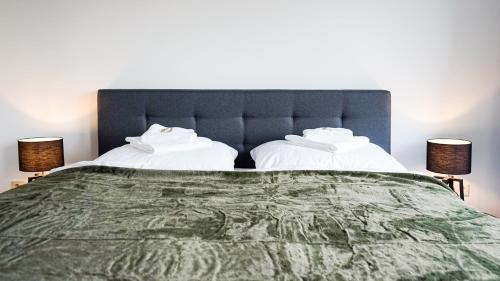 a bedroom with a large bed with two lamps at SI-View Doppelzimmer mit Stadtblick Zimmer 17 - Hotel in Siegen