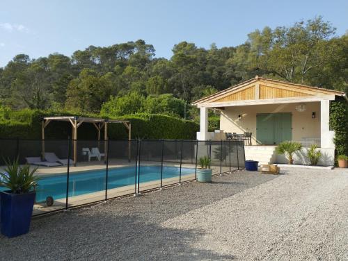 une maison avec une piscine et une clôture dans l'établissement Villa Mara, à Lorgues