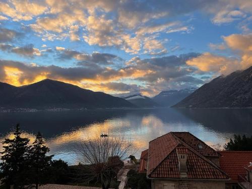 een uitzicht op een grote hoeveelheid water met bergen bij Sea View Apartment Ljuta in Kotor