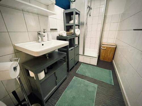 a bathroom with a sink and a shower at # One Apartment's / Parkplatz / Schlossplatz in Coburg