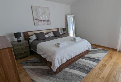 een slaapkamer met een bed en een tapijt bij Prime Location Penthouse apt with a large terrace in Split