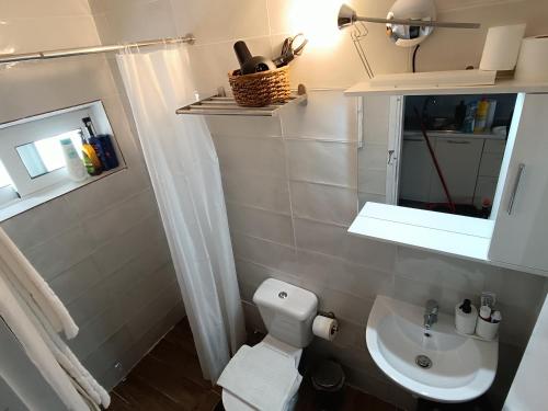 Baño pequeño con aseo y lavamanos en Argo House '6, en Korfos