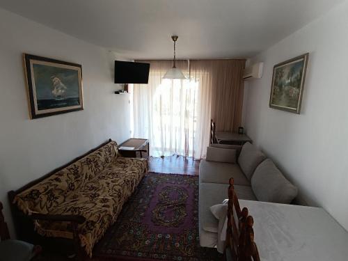 sala de estar con sofá y sala de estar con en Argo House '6, en Korfos