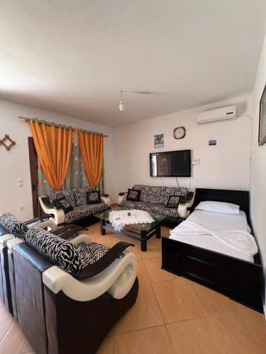 un grand salon avec des canapés et un canapé dans l'établissement Great Escape Ksamil, à Ksamil